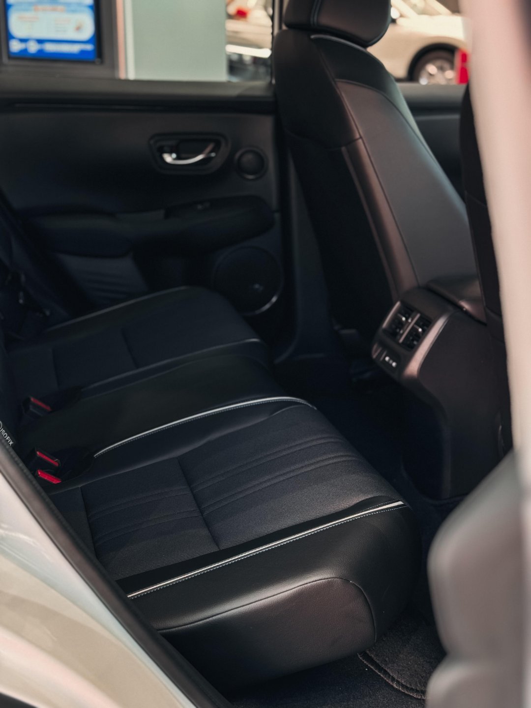 后排座椅支持4/6比例放倒，后备箱空间灵活多变，家用拉点大件行李很方便。 