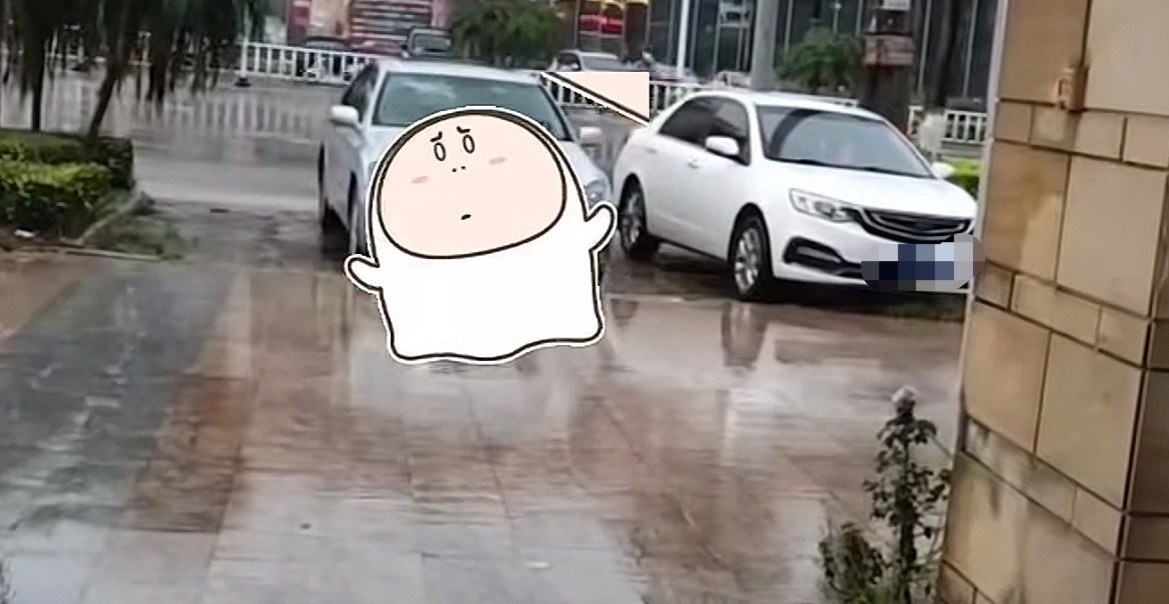8月3日，网友反映：玉林容县小轿车乱停车把路口给堵了。同城热点创作计划 玉林