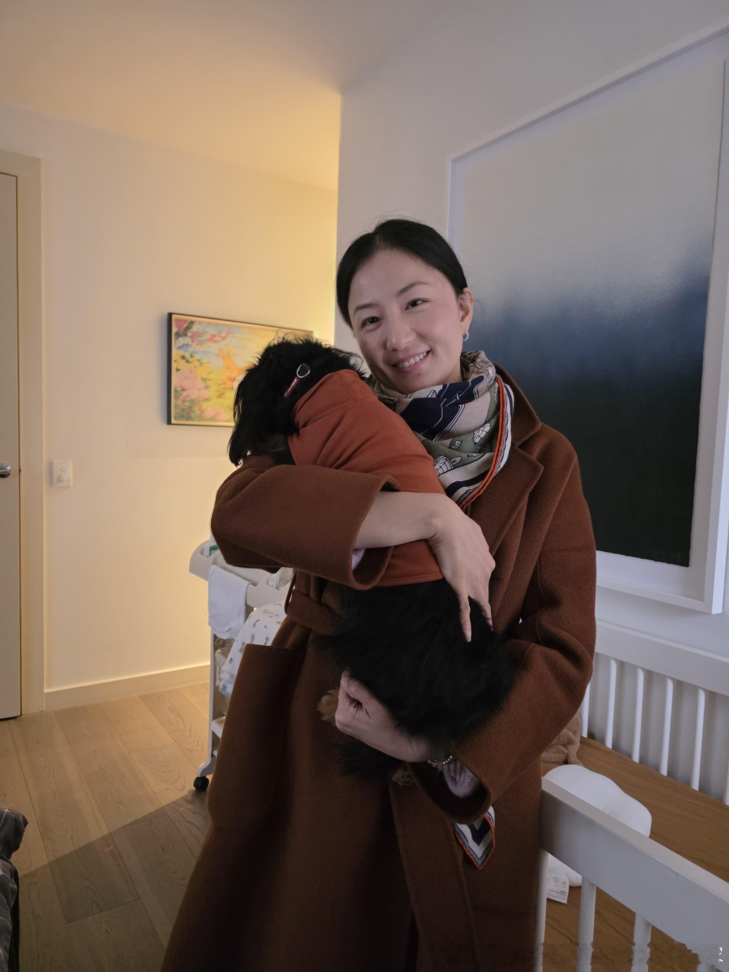 狗子跟我好的不得了说一般陌生人来都要叫也不让抱宝宝我来了一声不吭，宝宝随便抱