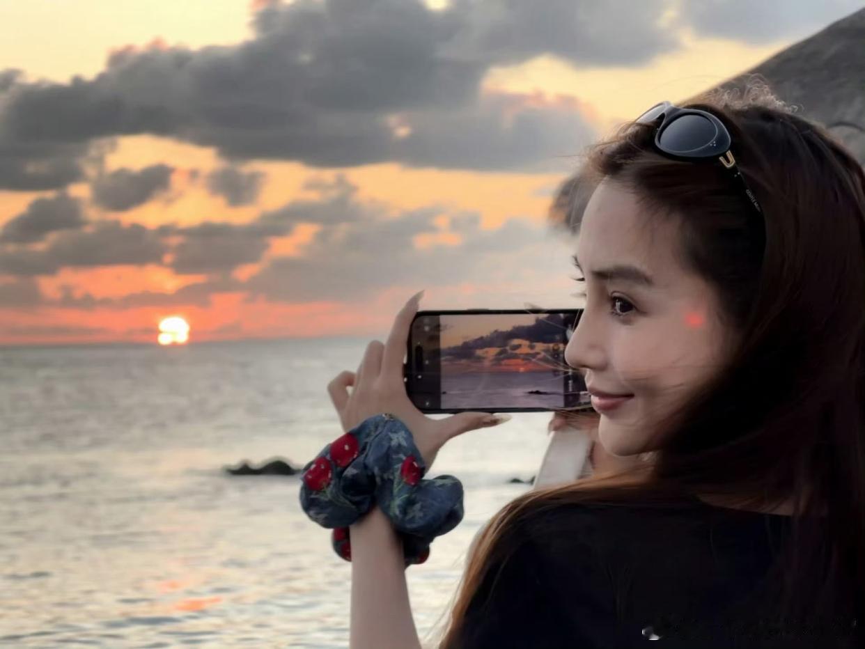 Angelababy杨颖五一营业，发博仅9分钟铁粉就9999+，这个粉丝黏性放在