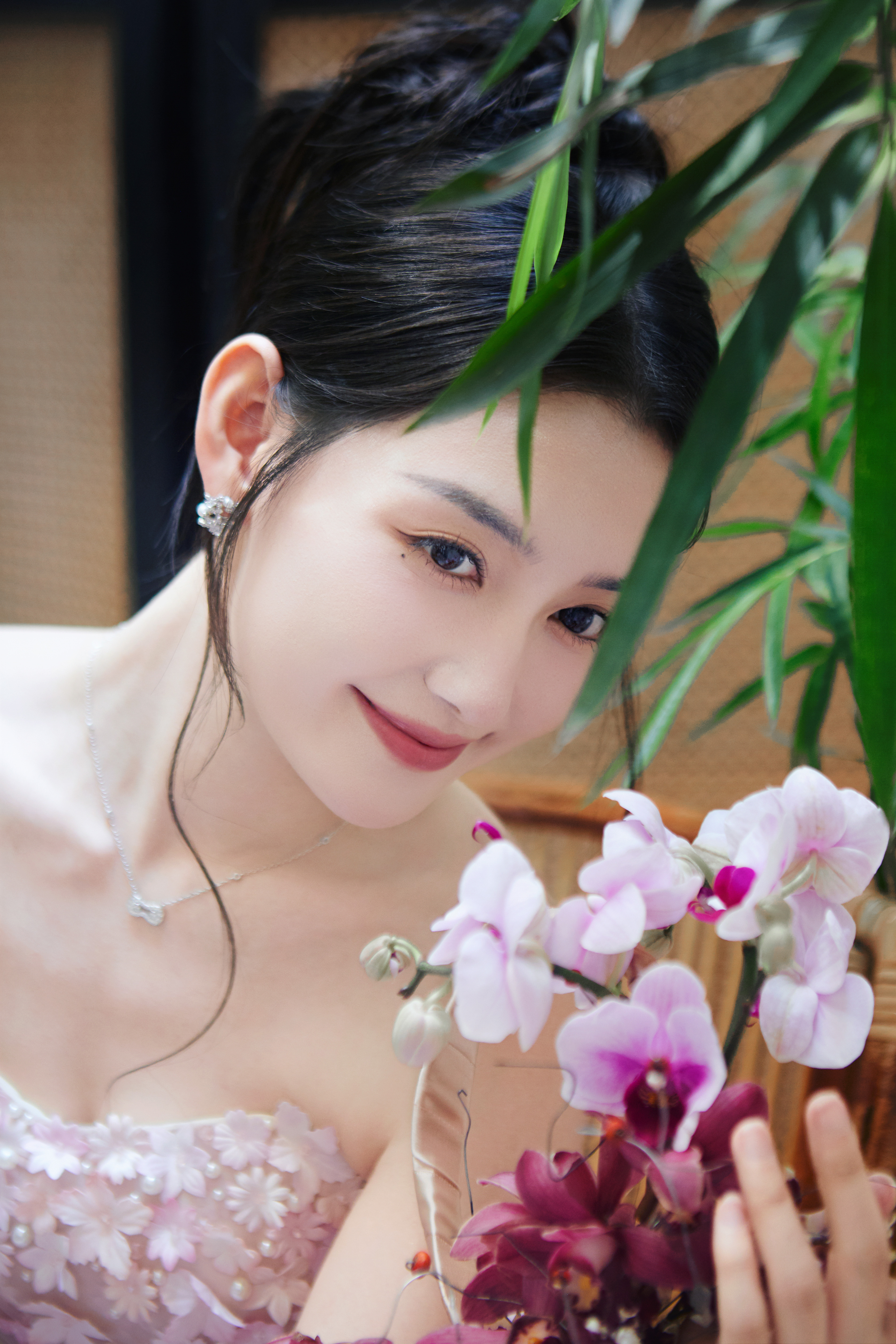 蒋依依 一袭粉纱裙，繁花绽其上。薄纱轻笼身，似梦亦似幻。 ​​​