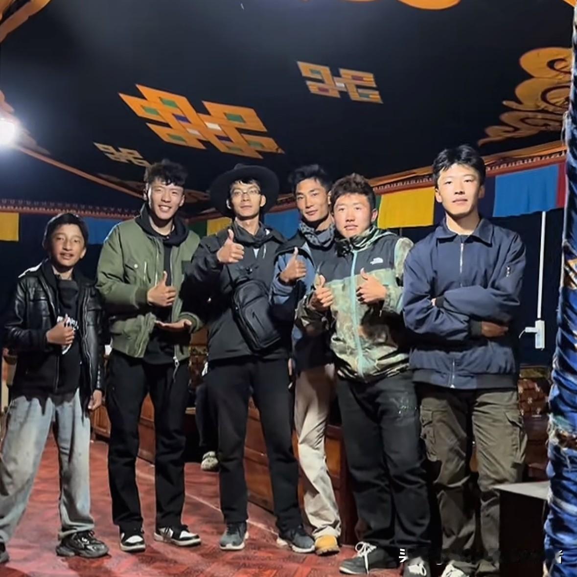 今日午后，唐尚珺更新了进藏的视频。在视频里他提到，旅途中能治愈人心的东西，除了绝