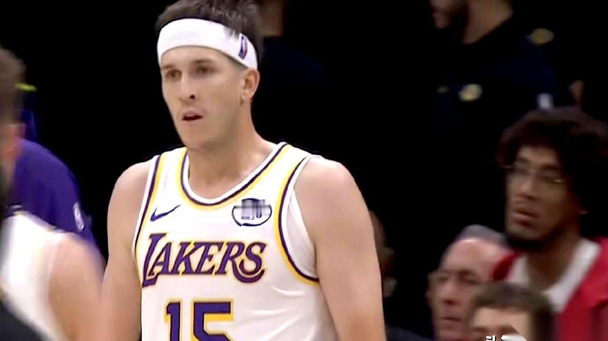 胳膊一伸，哨就响。
人往里一扎，罚球就来了。
我算是看明白了，里夫斯这小子，打的