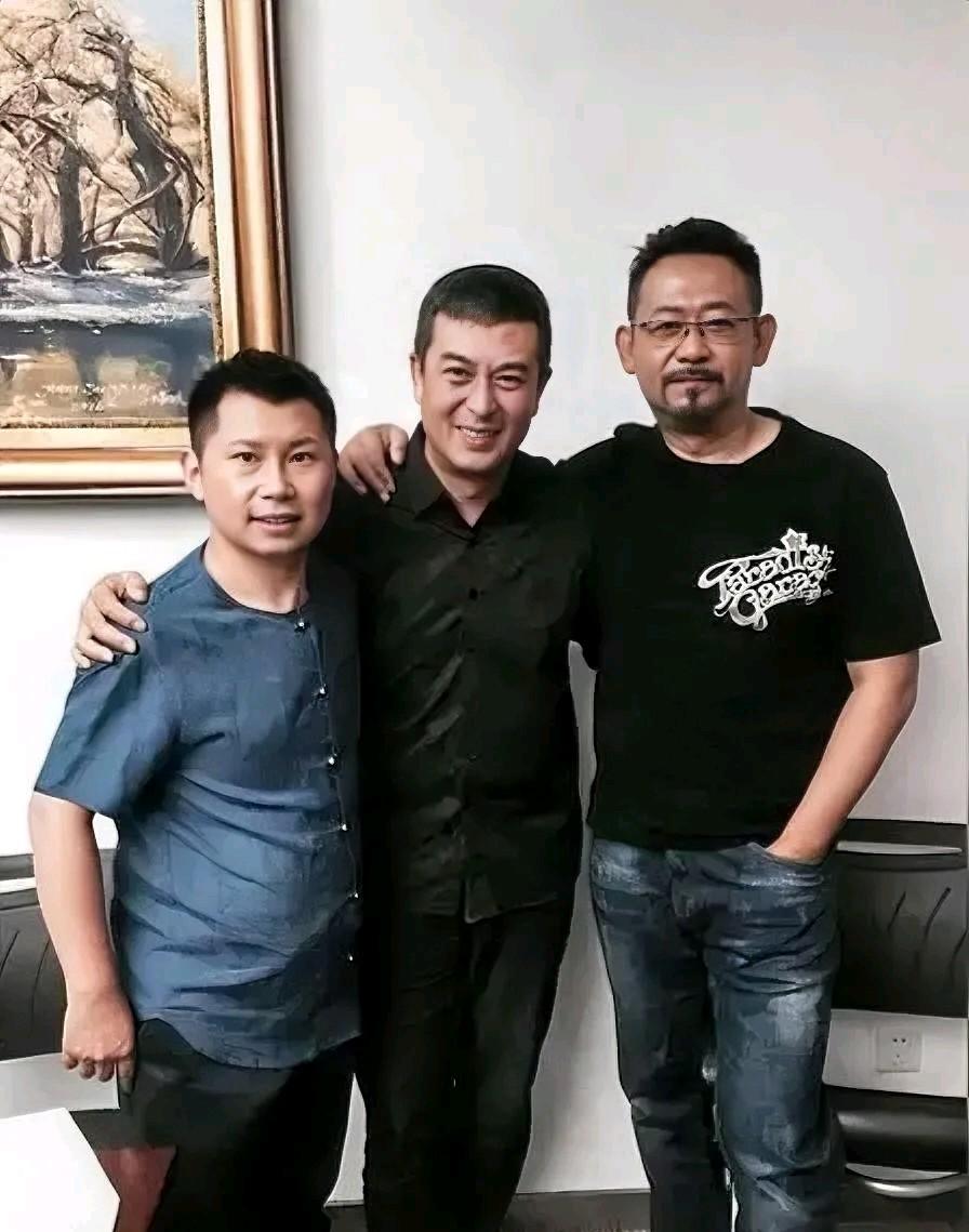 就认识中间的张嘉译，左右两边的是谁？知道他们俩的名字吗？