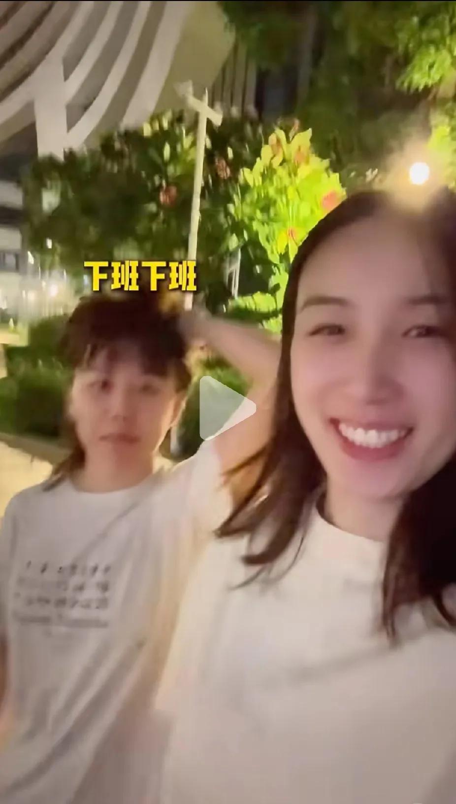 乒超联赛厦门站落下帷幕，钱天一和陈幸同这对可爱姐妹花忙里偷闲出来溜达啦！
 
从