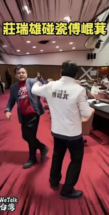 他又“碰瓷”了傅崐萁了。
         他就是庄瑞雄，63岁，执业律师，现任