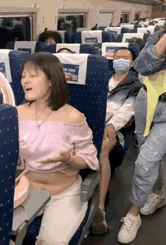 魔镜，魔镜，这世界谁最美丽？
     为了钱为了生活，她也是在努力挣钱，没有活