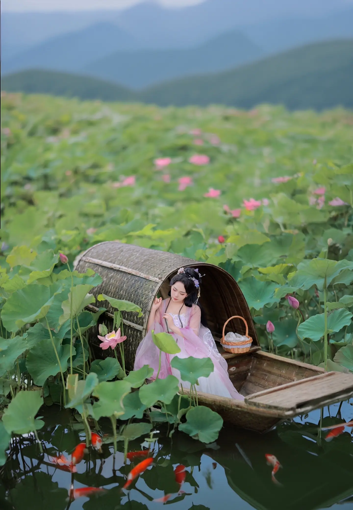 六月荷花香满湖，红衣绿扇映清波。