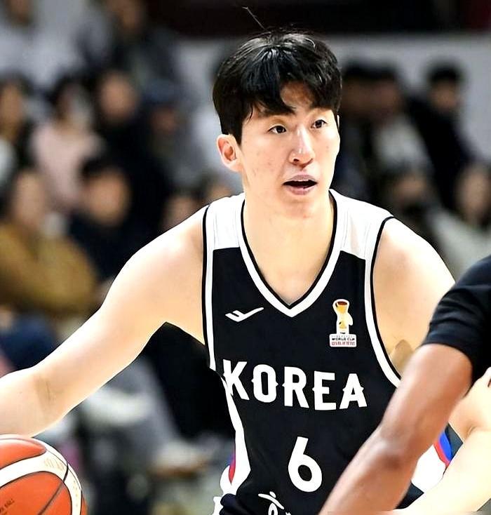 日本主帅竟把208cm归化巨塔按在板凳上，结果被胡金秋轰穿内线，主场80-87惨