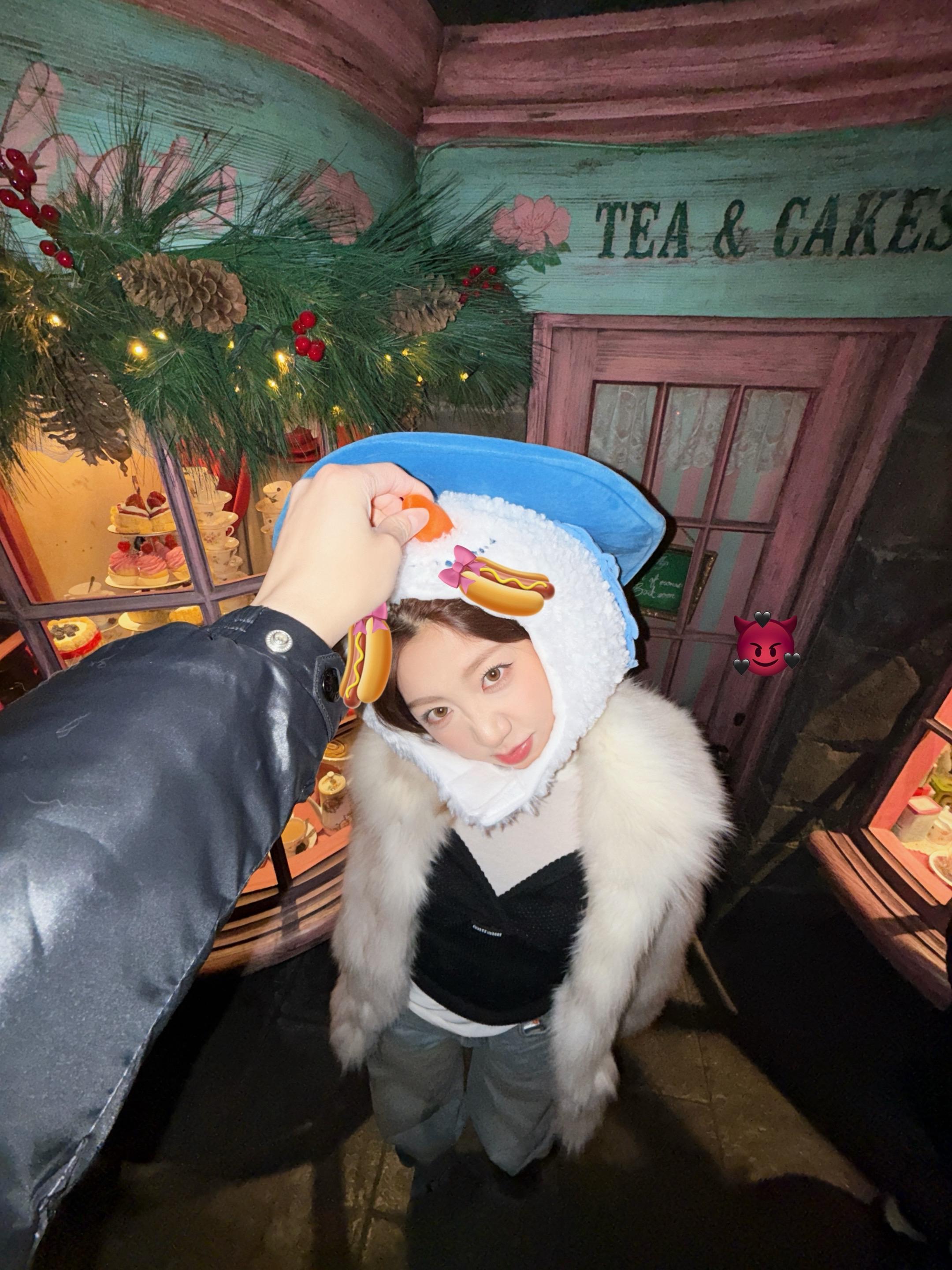 来环球影城我只干一件事！戴这个小雪人帽子拍照！！