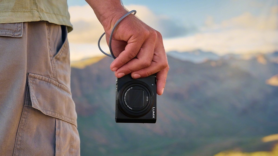 松下这台新出的便携相机，算是把出行拍摄的需求给摸透了📷一镜覆盖广角到超长焦，揣
