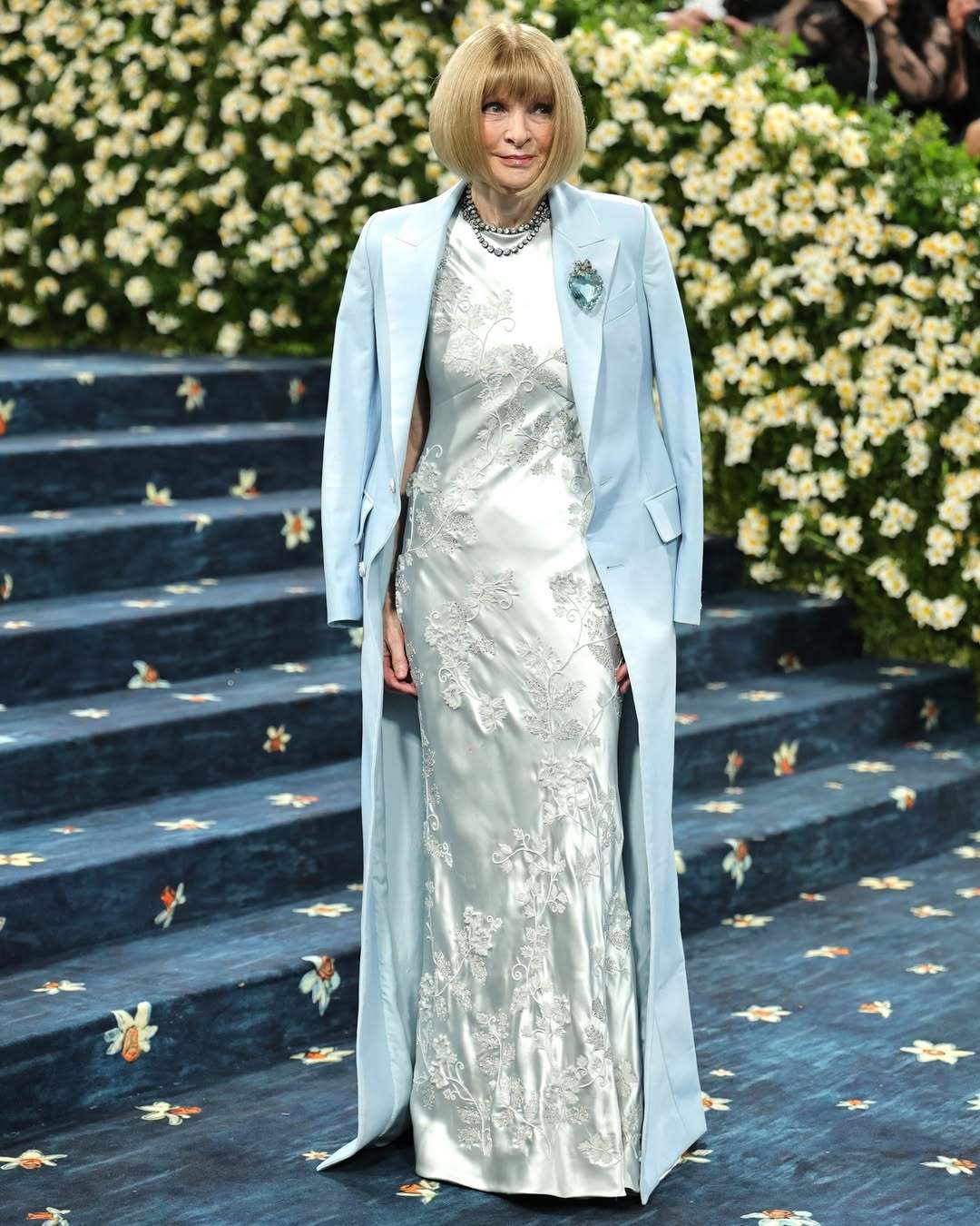 Anna Wintour 今年的造型自然是出自Louis Vuitton ，很美