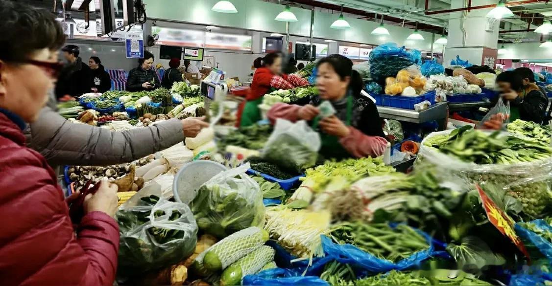 太阳斜到西边的时候，菜市场最热闹。

下班的人顺路拐进来，推着电动车，眼睛在摊位