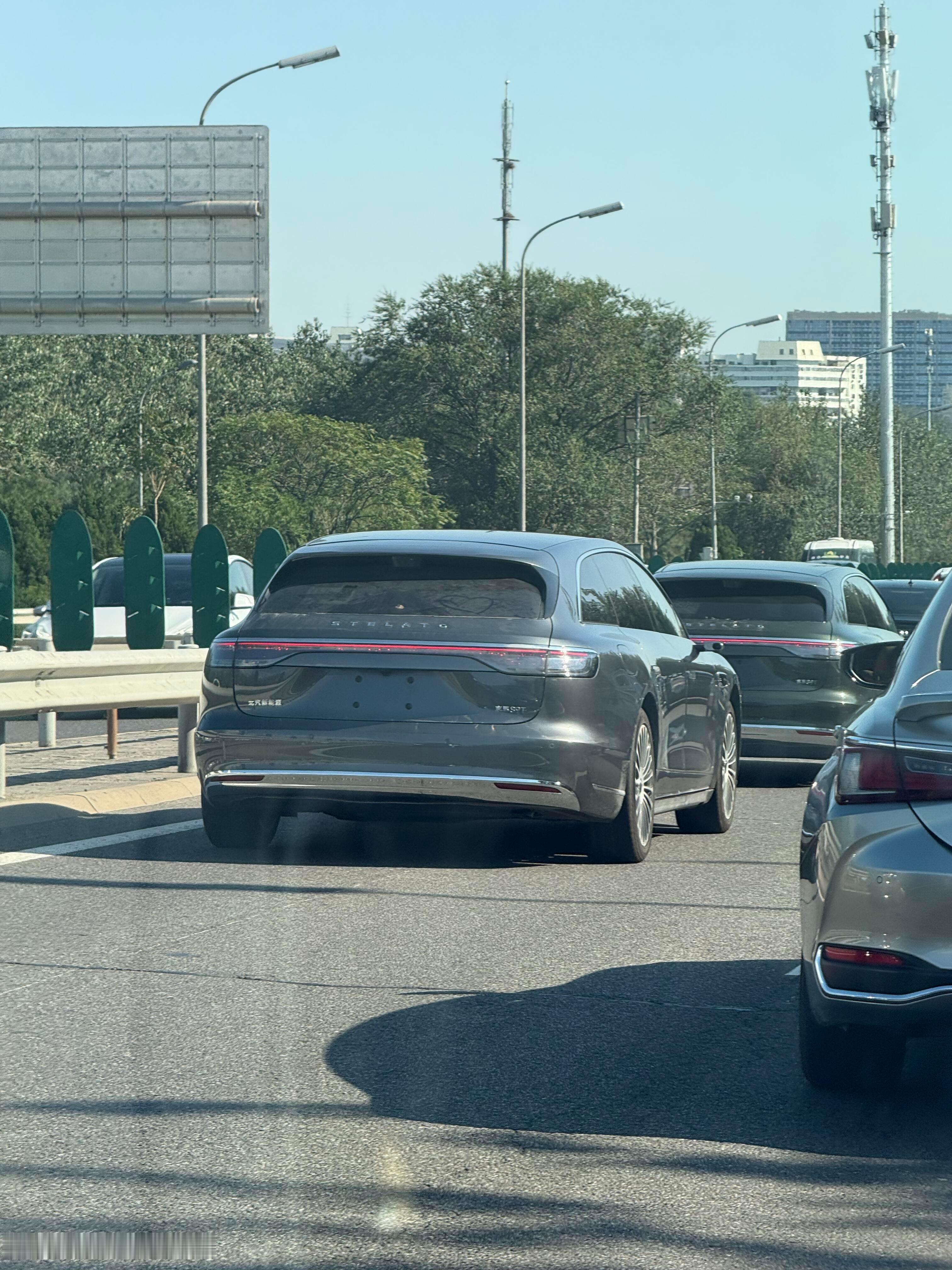 大v聊车 这大圆屁股认识不？路上偶遇路试大圆屁股的享界旅行！ ​​​
