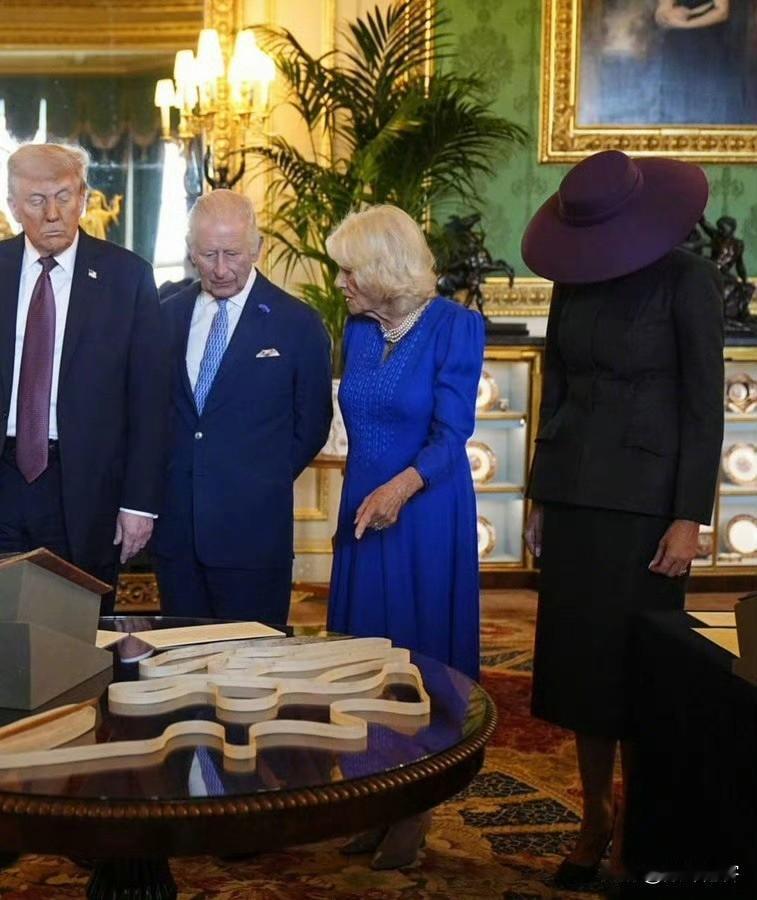 哈哈哈哈哈哈，美国总统特朗普老婆在英国，这大帽子戴的！

这是没脸见人？还是说给