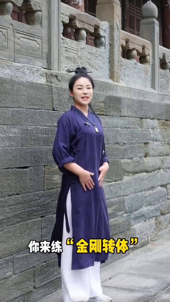 练腰腿腹。
肚子大不要这样去揉，来练"金刚转体"。大腿没有力量不要这样去跑，来练