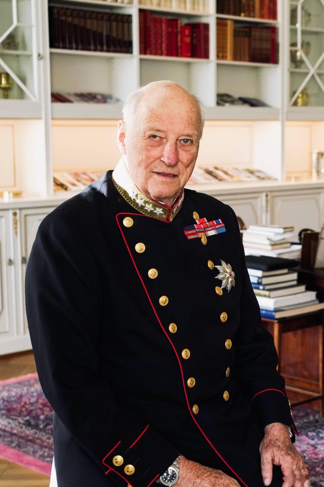 挪威王室 🇳🇴2月24日，挪威王室宣布国王哈拉尔和索妮娅王后在西班牙特内里费