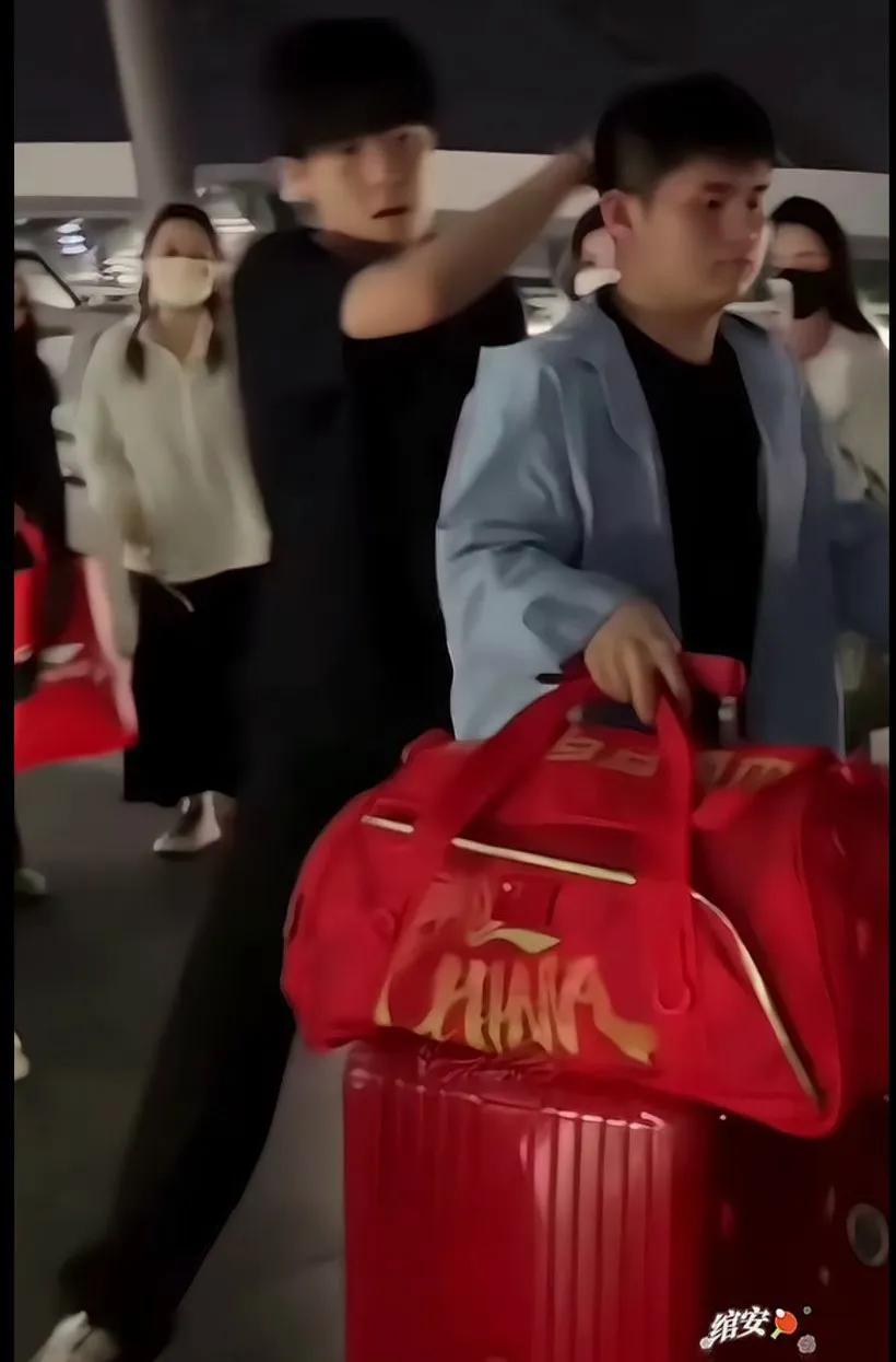 好暖心的头头，特意绕过来安慰一下弟弟，弟弟像犯错的孩子，在像哥哥寻求安慰
大头想