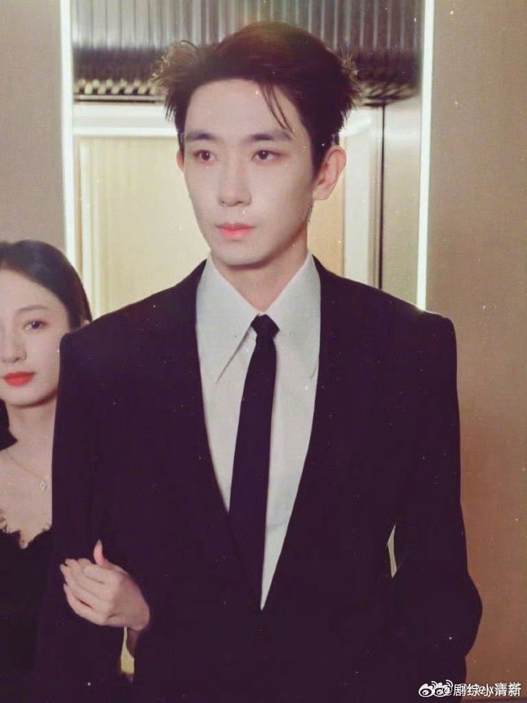 任运杰晋江式演技上新了 任运杰就是天选霸总吧！高攻低防属性拉满，嘴上强硬放狠话，