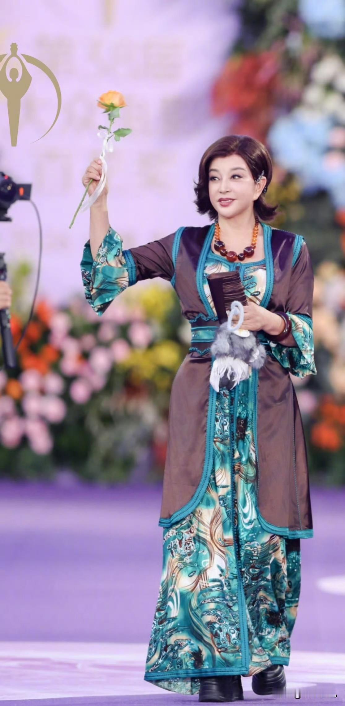 刘晓庆女帝将相


刘晓庆的身姿仪态真的适合扮演武则天女帝，珠圆玉润霸气威武气质