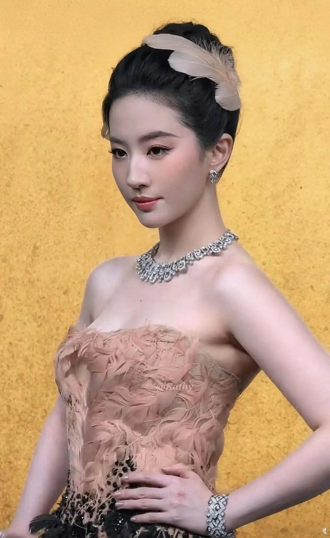 刘亦菲红毯造型一出场，我的第一反应，不是璀璨珠宝，也不是惊叹美貌，而是先落在了她