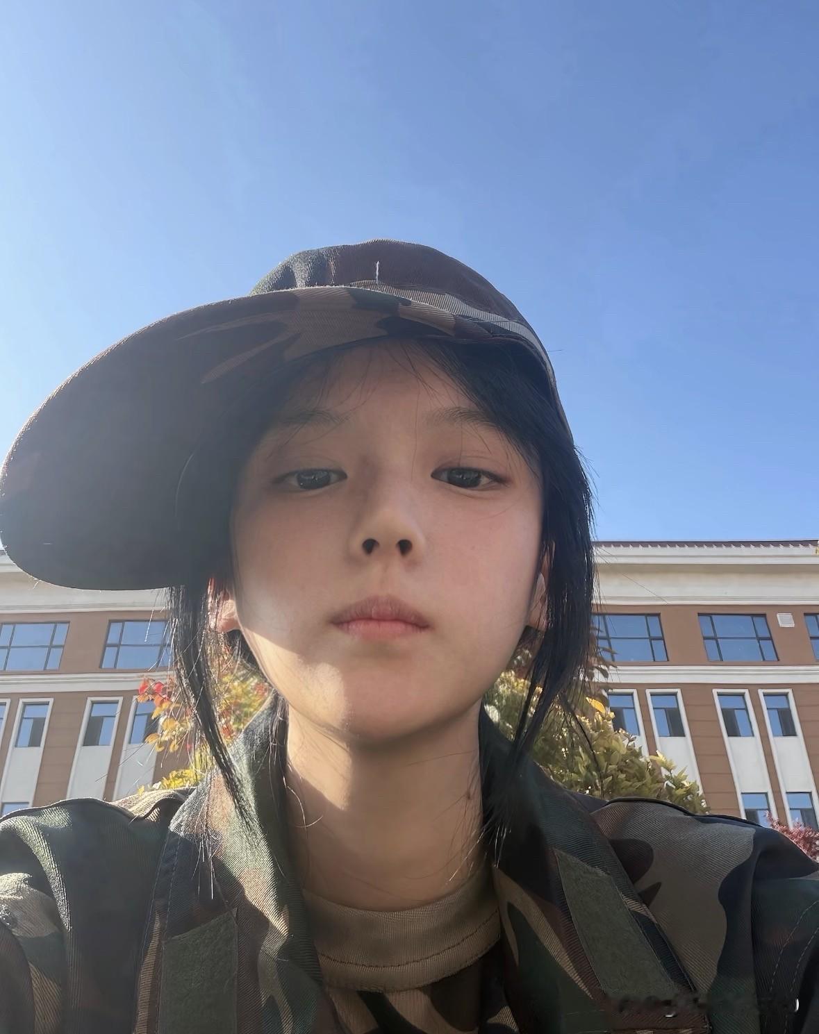 褪去日常的装扮，换上迷彩，
军训的这段日子，是青春里最难忘的一页。
军训