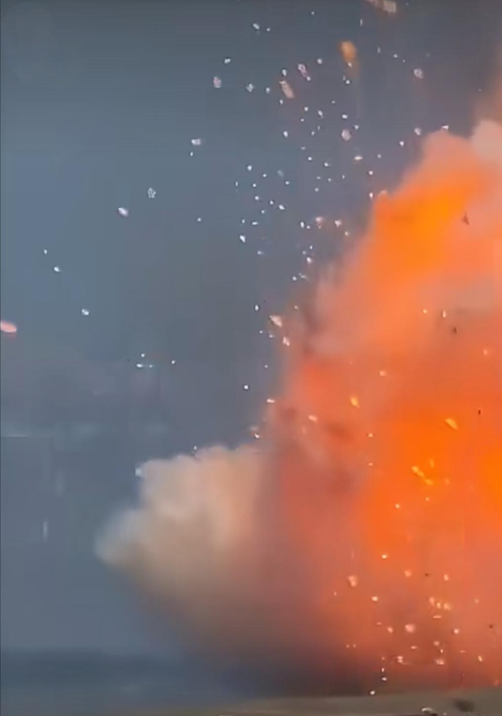 欧洲最大的地面武器装备制造企业KNDS集团在意大利的弹药厂发生爆炸。

当地时间