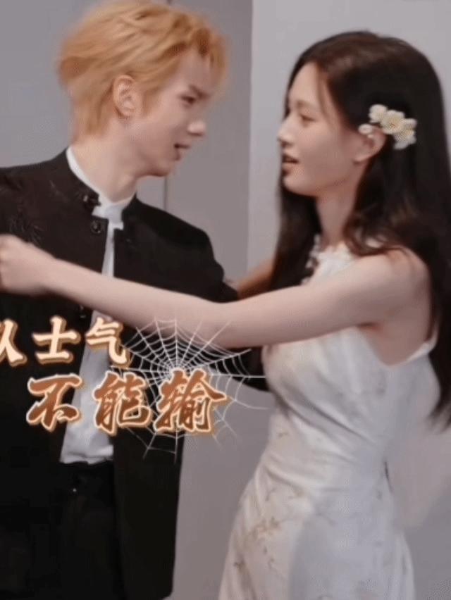 其实谁发现了余超拥抱的时候手先抚上洁儿的发丝拉近距离再轻拍安抚最后小狗吐舌… ​