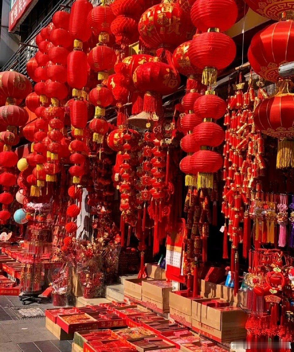 机场里的年味藏不住了 值机柜台挂起红灯笼，安检口广播里飘着《恭喜发财》，拖着行李