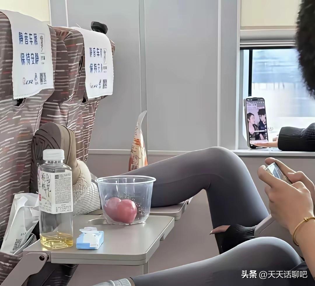 高铁上很讨厌这种不雅动作，
虽然说是自己的地盘，
没影响到他人，
可是这种做法，