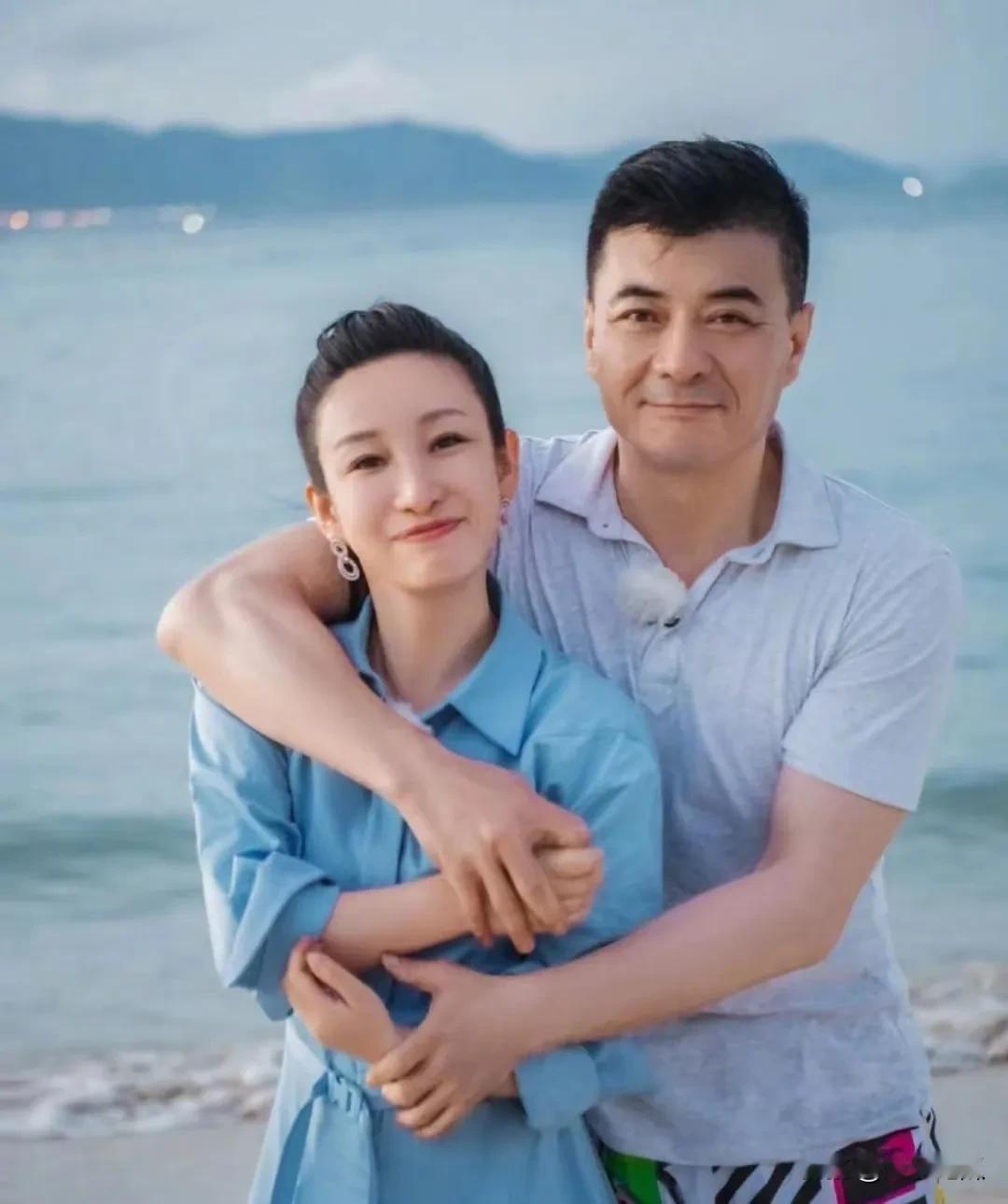 秦海路越长越漂亮了，比年轻时美上十分，因为她得到了爱情的滋润，脸上总是洋溢着幸福