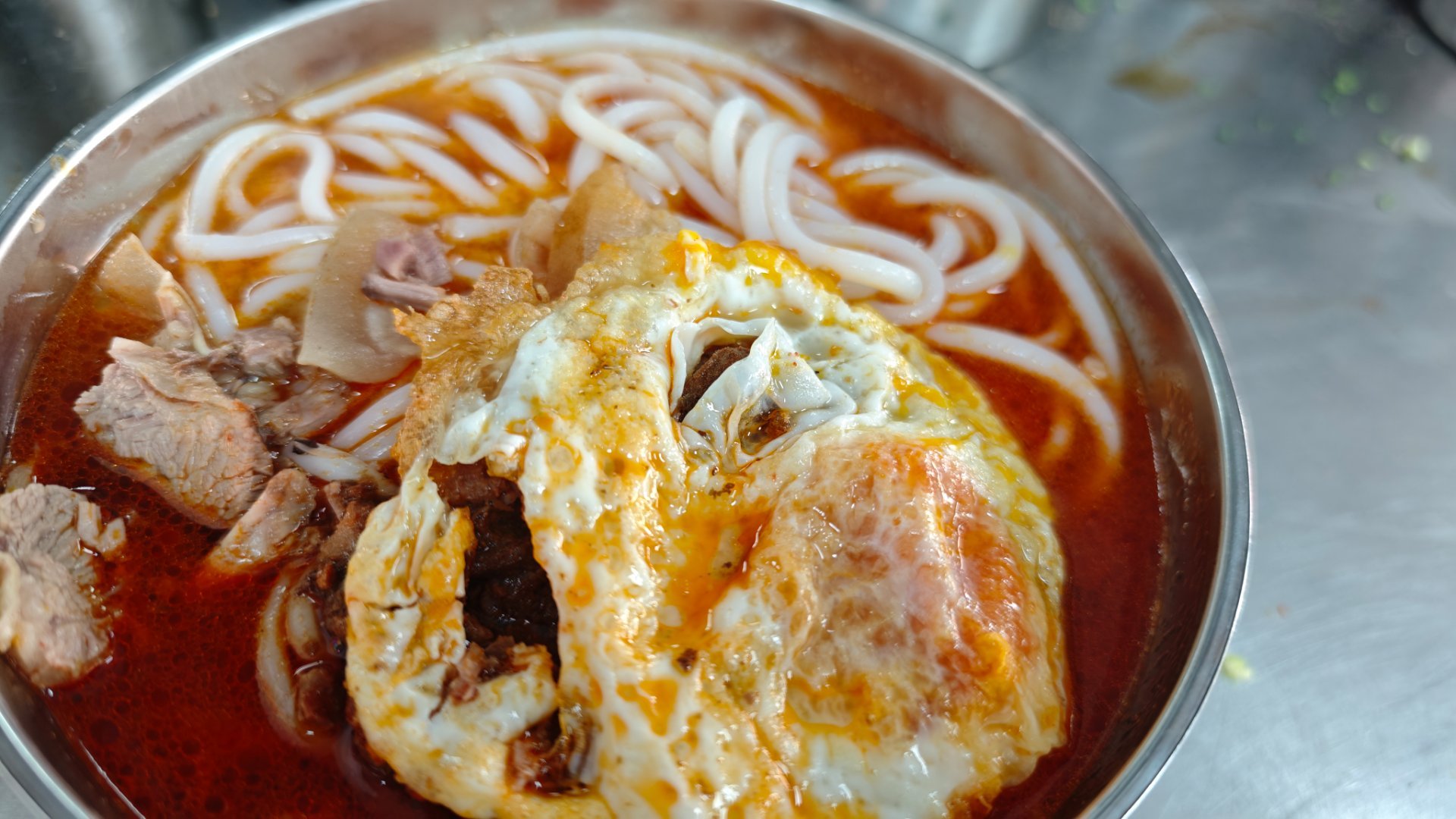 傣家酸汤牛肉米线 