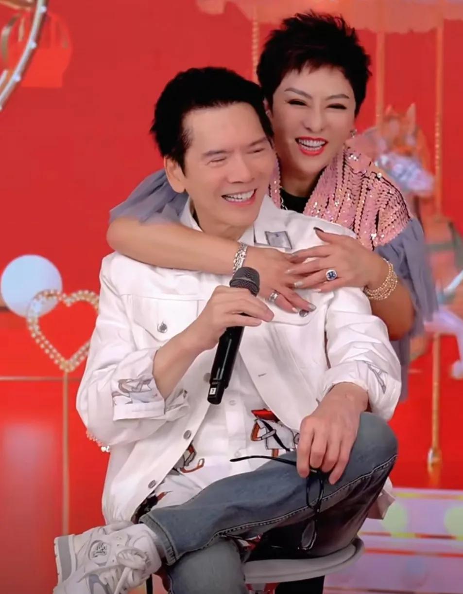 向华强直言与向太45年如一日！
76岁的向华强在结婚45周年纪念视频中直言，与妻