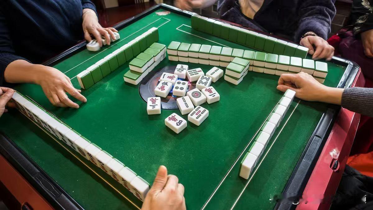中国有多少家庭一年能攒的下十万?这样的家庭太多了，可以说是不计其数，数不胜数。当