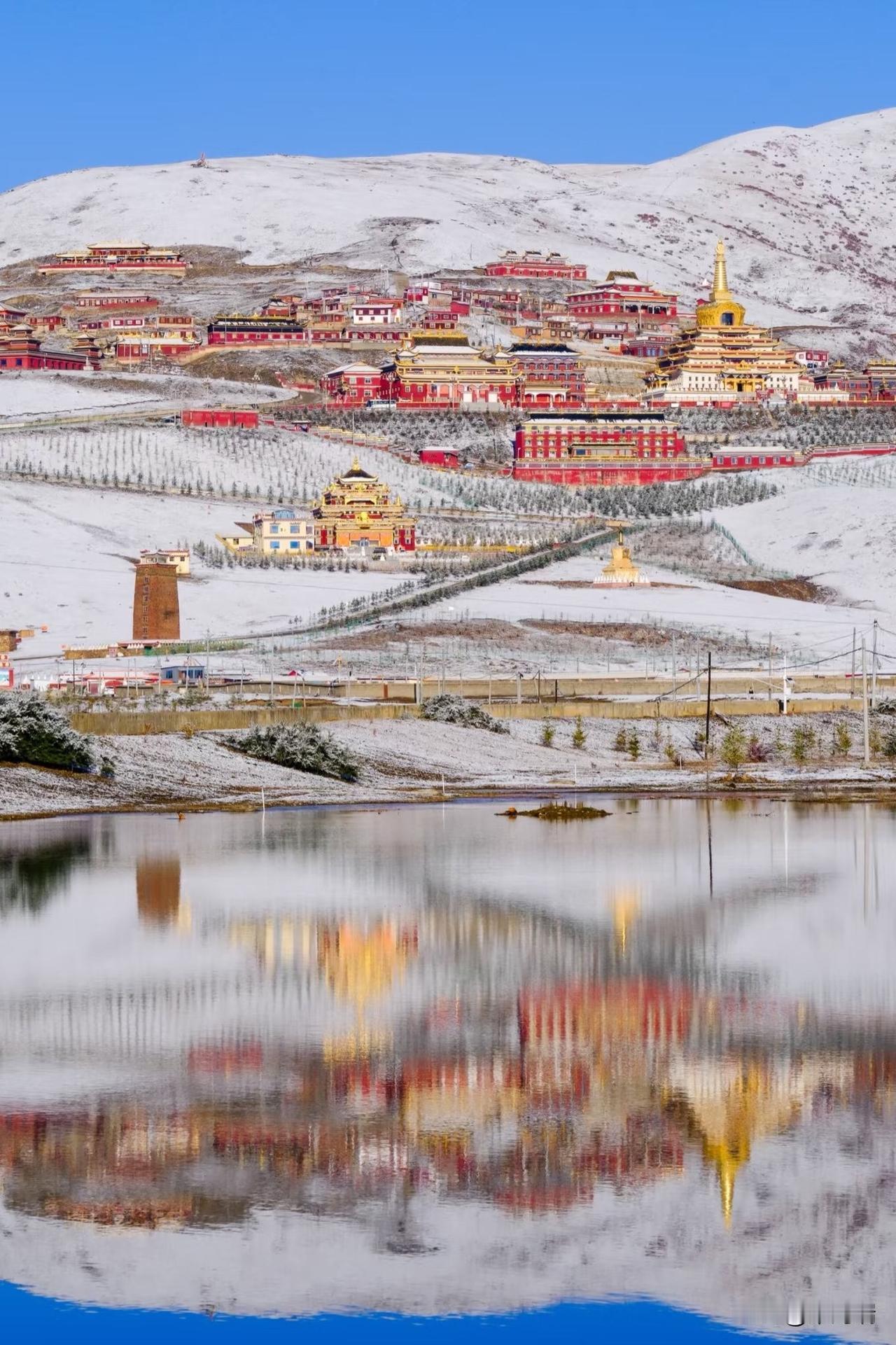 沿着省道455就能看到东嘎寺了，东嘎寺美的窒息！

东嘎寺，全称“东嘎扎西抡珠寺