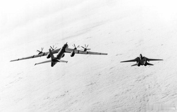 被中后卫贴身盯防的中场球员：1985年美国海军VF-102中队F-14A雄猫战斗