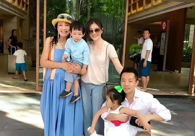 张兰又出来爆料说大S骗婚，为了流量无底线