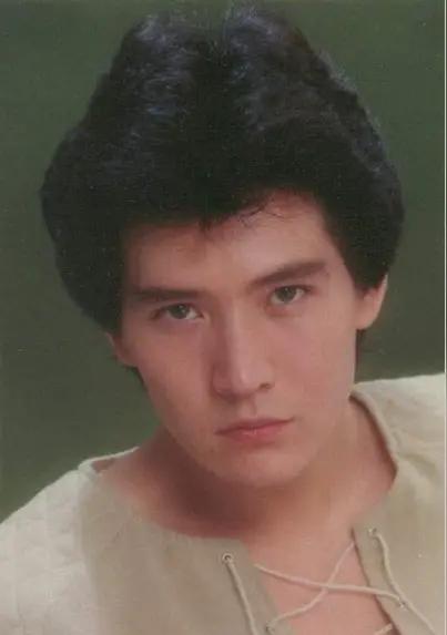 费翔怎么永远不老呢?
费翔确实是不老男神，但皱纹，年纪肯定存在，但对比同龄老年人