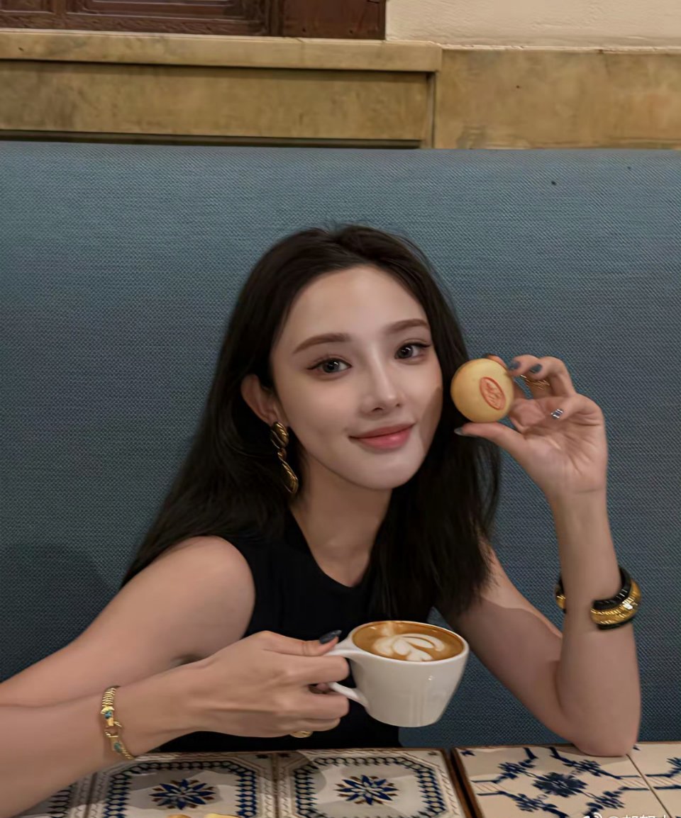 彭小苒最大的问题是这张脸有太多人的影子了有说像金晨的有说像孟子义的还说像杨超越甚