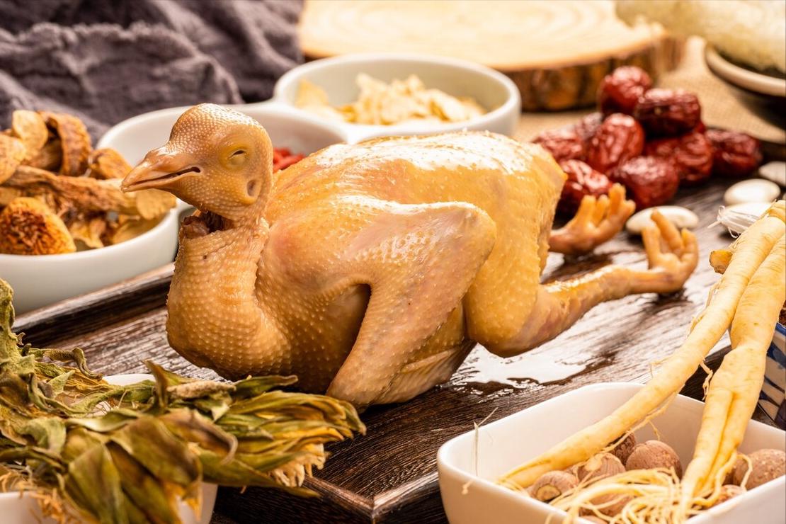 当大雪纷飞，街头巷尾都变成银白世界，许多人在家里瑟瑟发抖、瑕疵着暖气时，却有人默