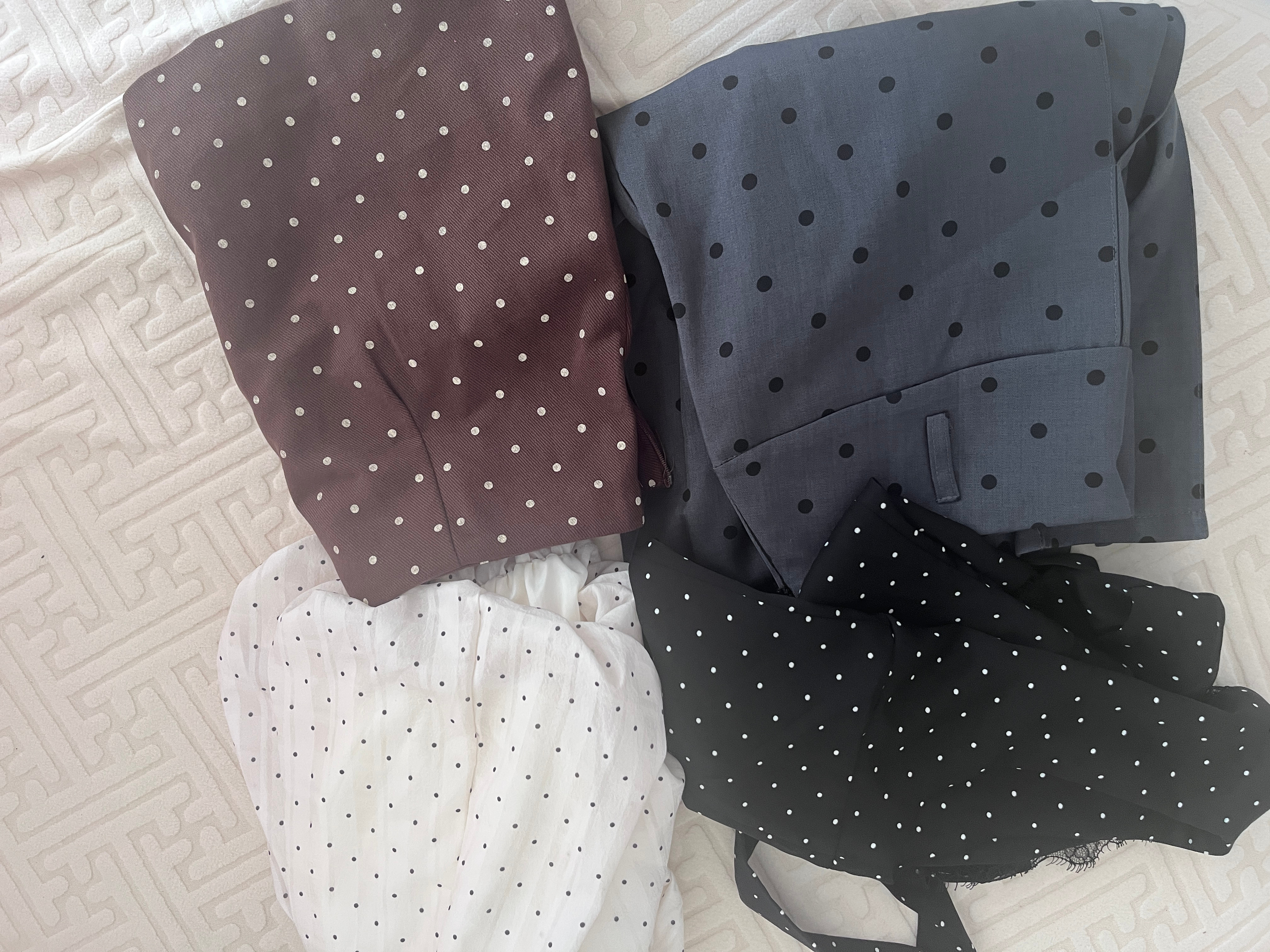 昨天猪猪出去买了两套衣服，刚刚把衣服拿出来才发现，买的竟然全是波点的