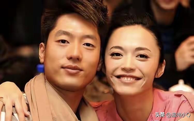 来看看姚晨和凌潇肃过期糖，眼里的星光不会骗人，那会还是挺甜的。

姚晨和凌潇肃是