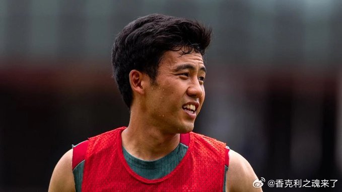 远藤航表示："球迷高呼我名字时，那种感受无比美妙。他们专门为我创作的助威歌，总是