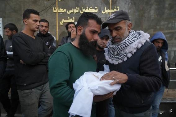 以色列说巴勒斯坦抵抗组织的成员打伤了一名以色列士兵，展开报复行动，在加沙造成至少