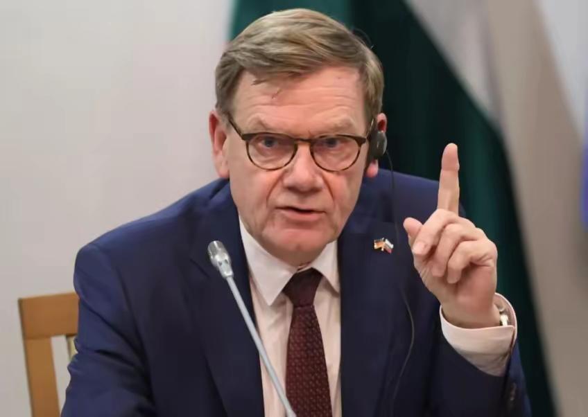 德国外长瓦德富尔昨晚（4月4日）呼吁欧盟取消全体成员国一致同意才能通过决策的原则