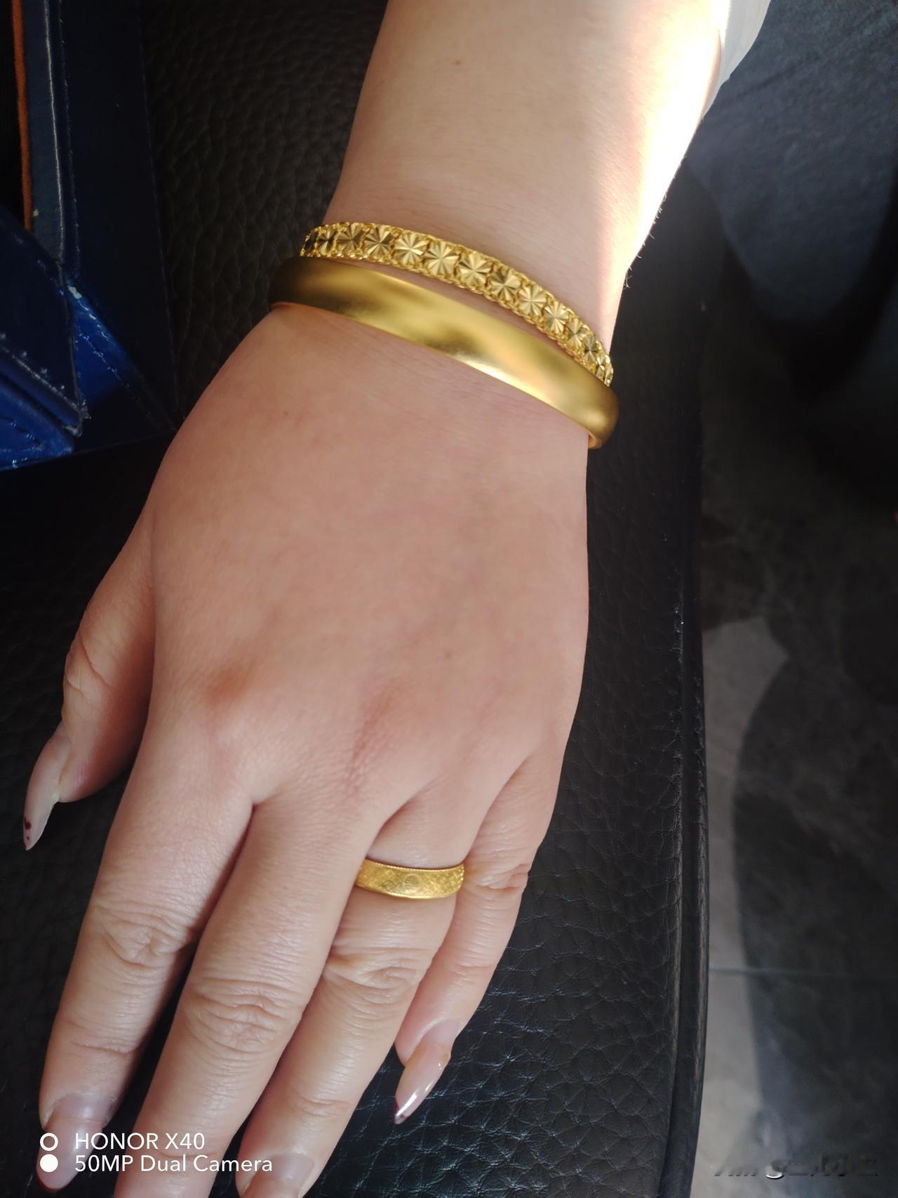 今天东北老冷了，零下14°，闺女让我陪她买三金。婚期快到了，也该买了，不等了。只