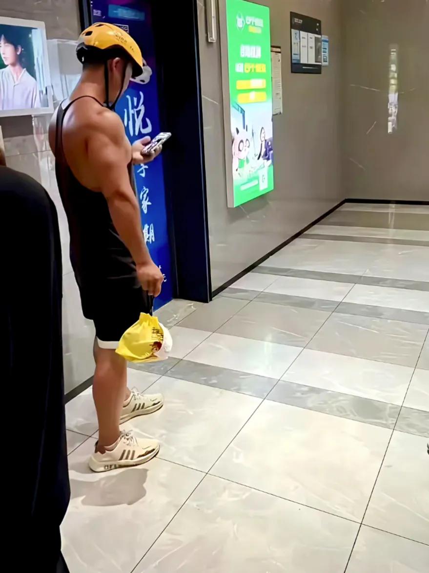 现在是外卖界是人才辈出啊，有时你是真不知道对方有着怎样的身份。