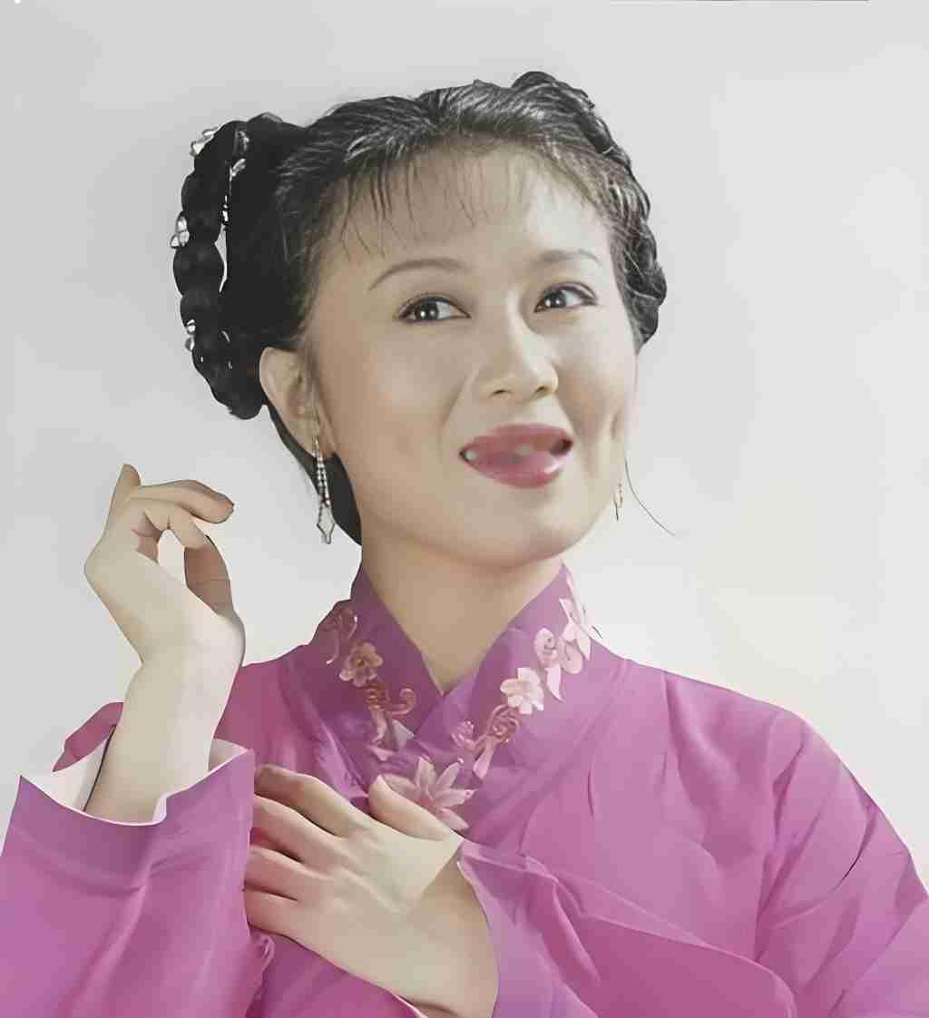 64岁退休了，本该遛弯喝茶跳广场舞，黄梅戏名家吴琼偏不——清晨五点公园吊嗓，回家