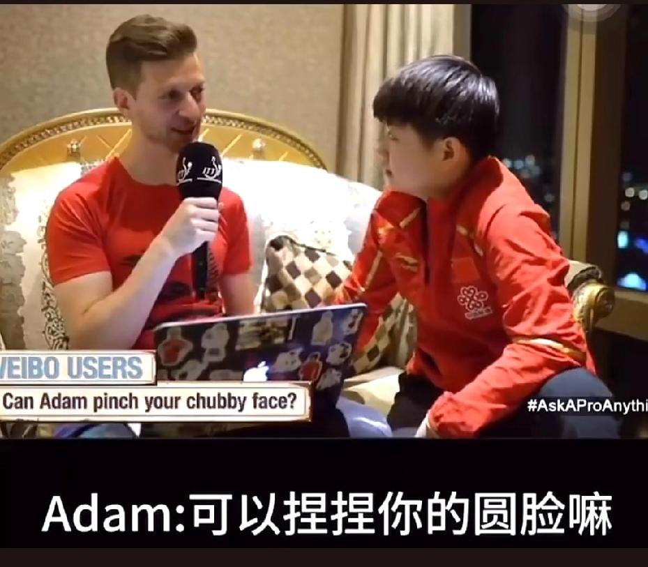 亚当是有多喜欢莎莎呀，跟莎莎一起跳小苹果，然后还捏莎莎脸！他礼貌的问小莎，“可以