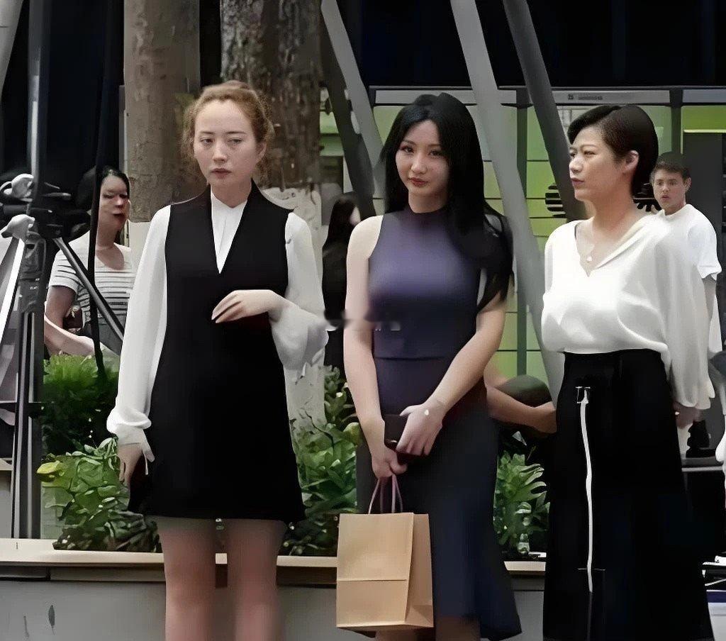 原来柳岩真人竟然长这样？路人原生生图流出，身材状态太过真实！​​​